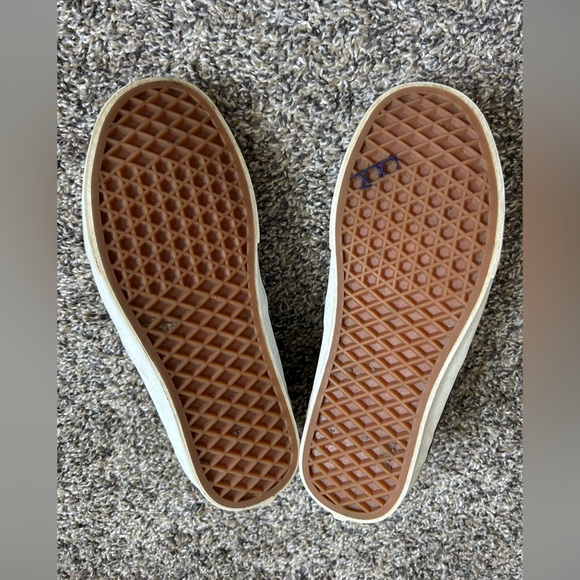 Vans Women’s size 8 Gray Suede Slip on w/sherpa like lining - Picture 6 of 8